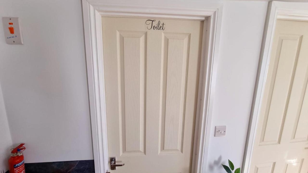 T-I-G-H The Coziest Place Wifi & Netflix Near Roundhay Βίλα Λιντς Εξωτερικό φωτογραφία